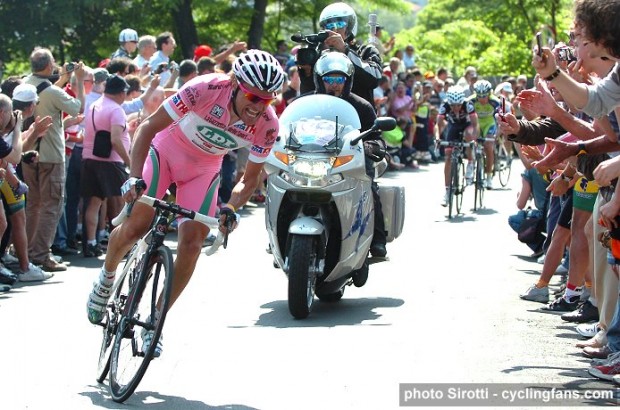 2009_giro_d_italia_stage10_danilo_di_luca_maglia_rosa_lpr_brakes_attacks