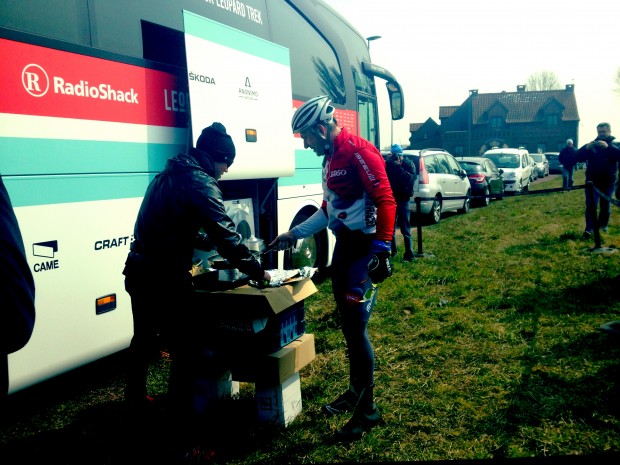 The Lion cooks up a helping of V-cakes for Faboo after dishing out the hurt on Le Carrefour de l'Arbre